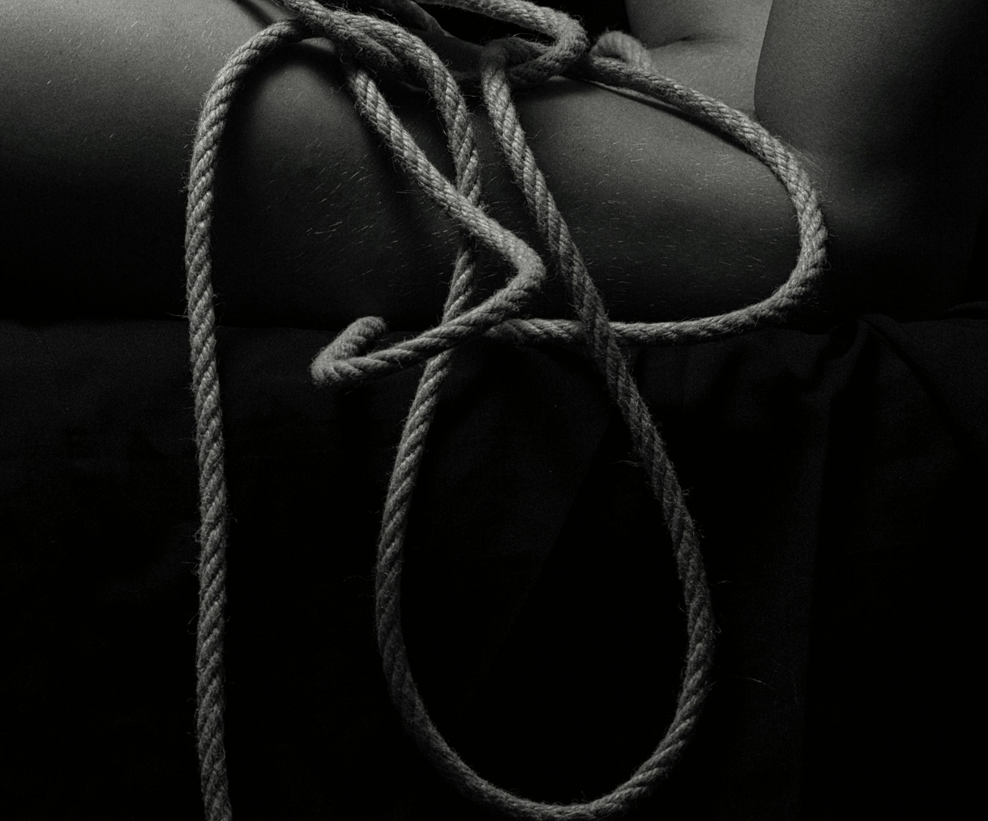 dây thừng a black and white photo of a person holding a rope