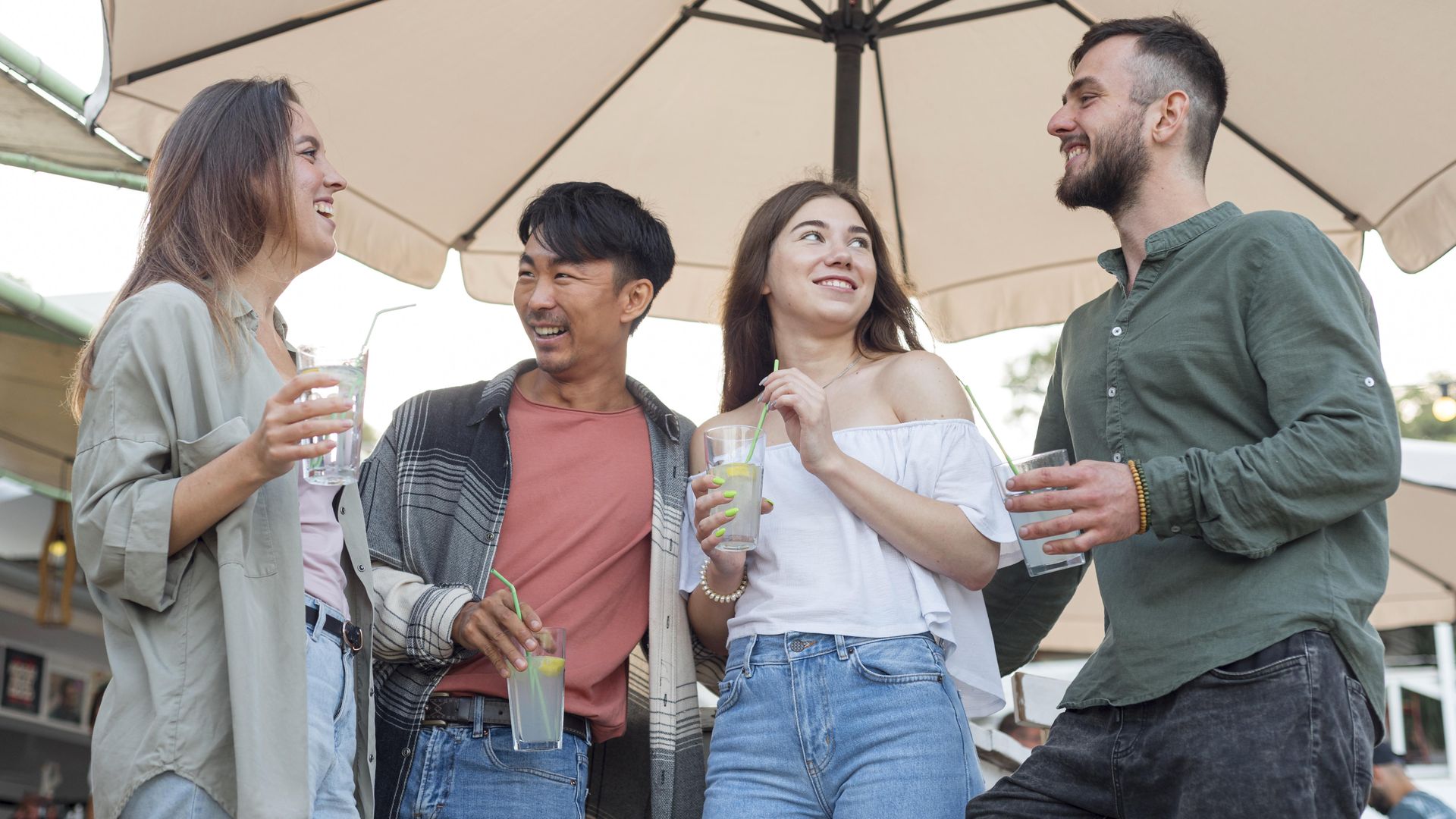 một nhóm bạn đa quốc gia đang cùng trò chuyện trong quán nước