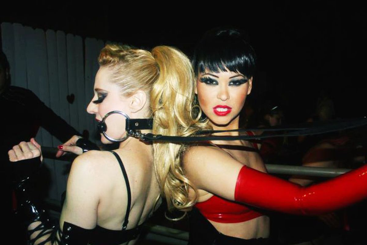 hai người nữ mặc đồ quyến rũ trong không gian tối