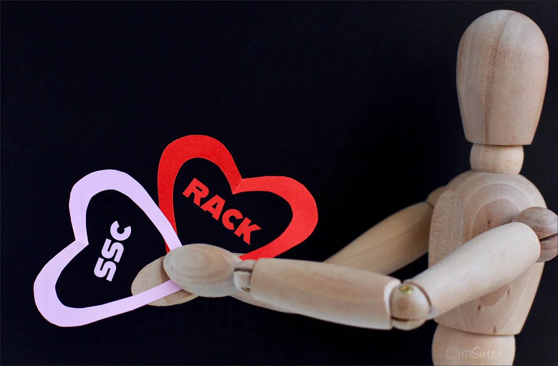 Người gỗ đang cầm trái tim SSC và RACK