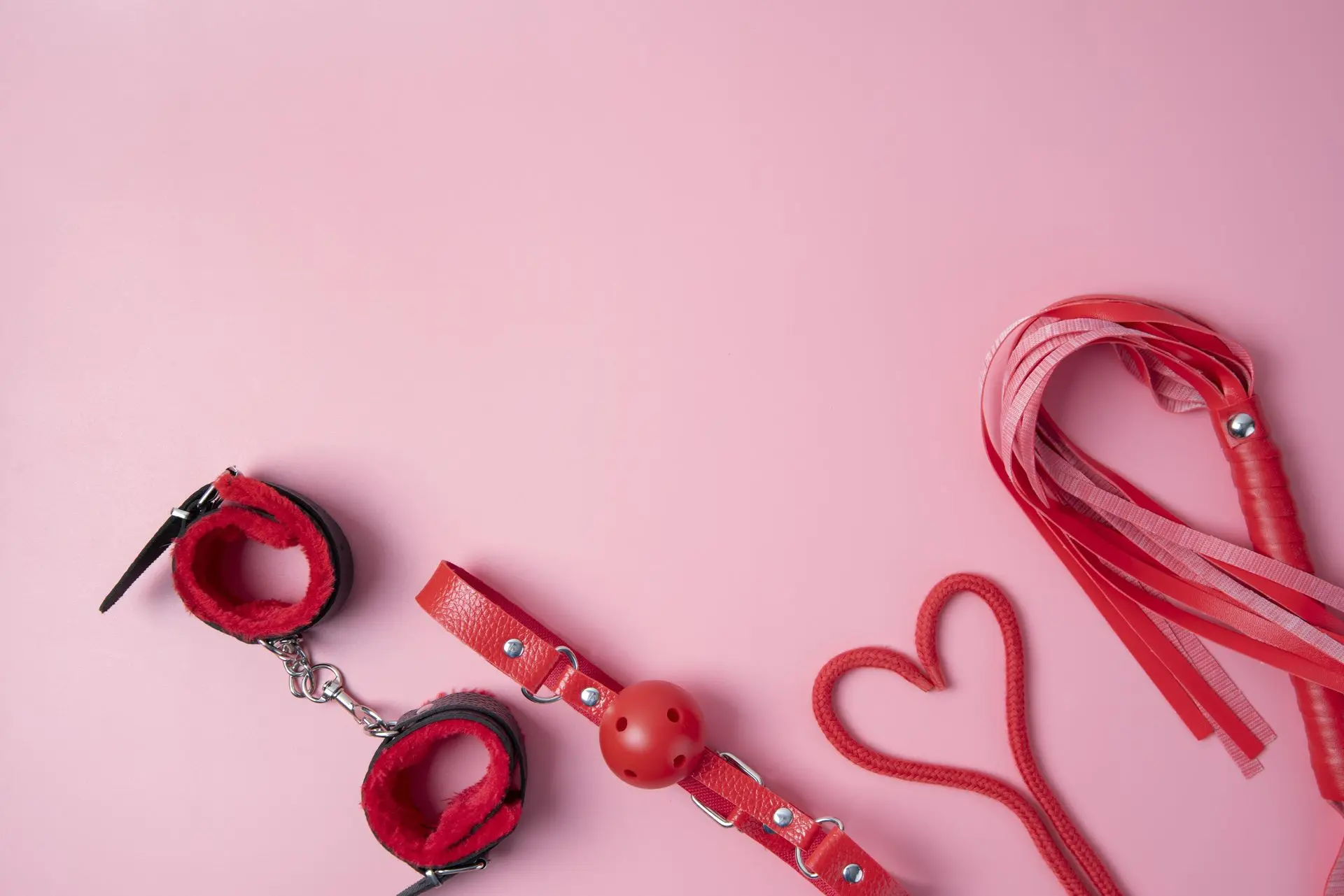 Dụng cụ BDSM trên nền màu hồng