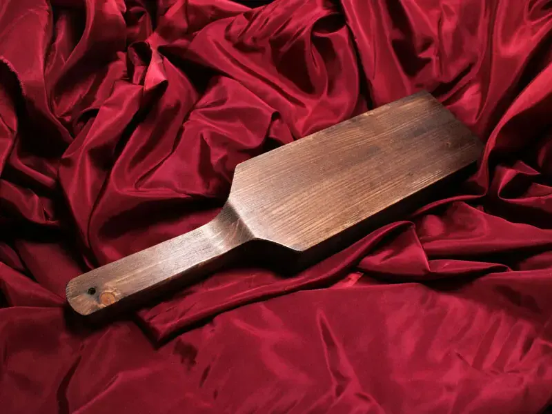 paddle gỗ trên nền vải đỏ
