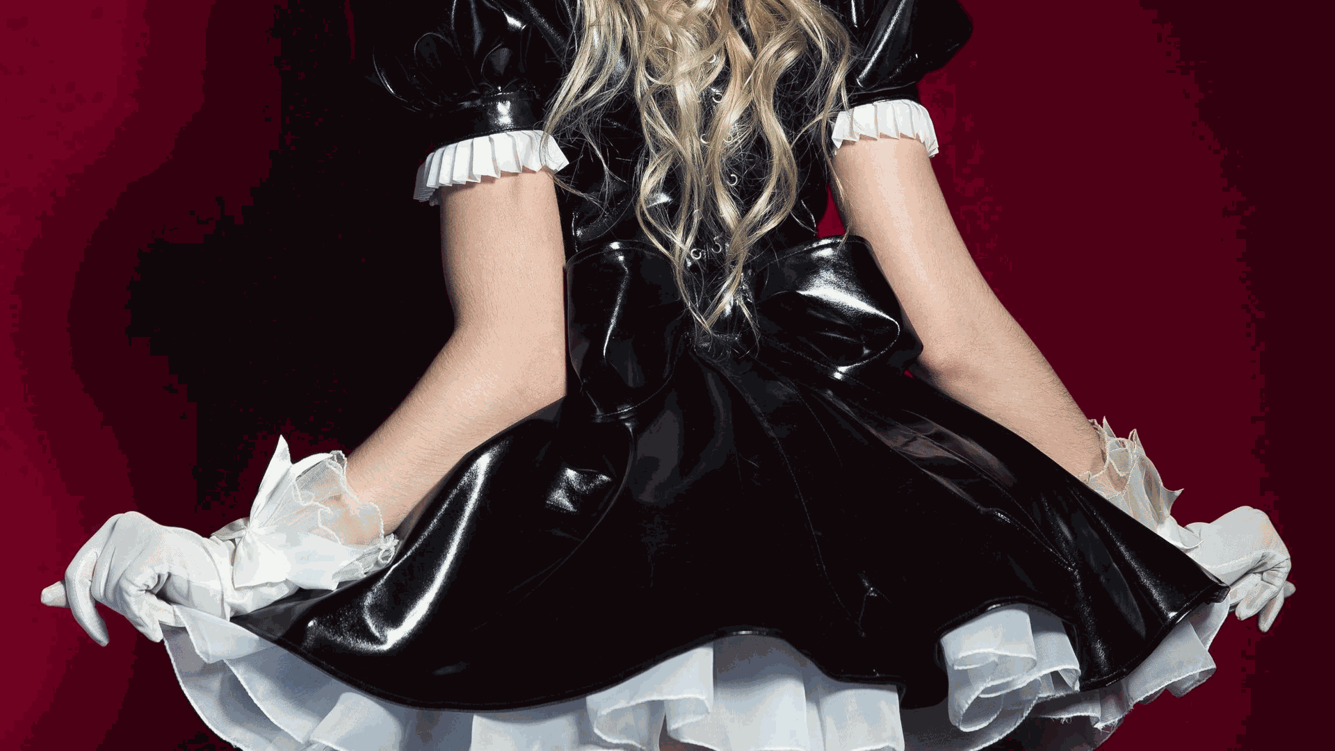 người mặc váy latex tóc vàng đeo găng tay hầu gái