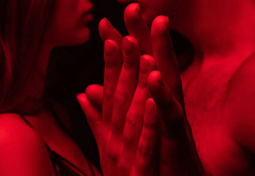 Nam và nữ đang chạm tay với nhau