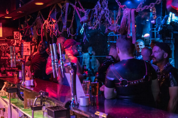 Quán bar có nhiều xây xích và đàn ông mặc đồ kink