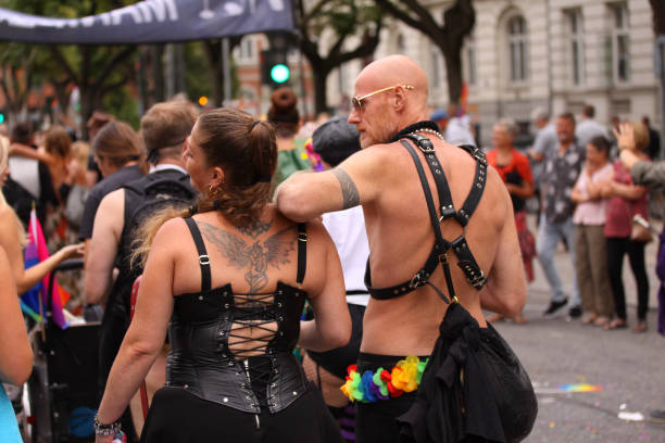 Hai người mặc đai ngực và corset trong diễu hành tự hào