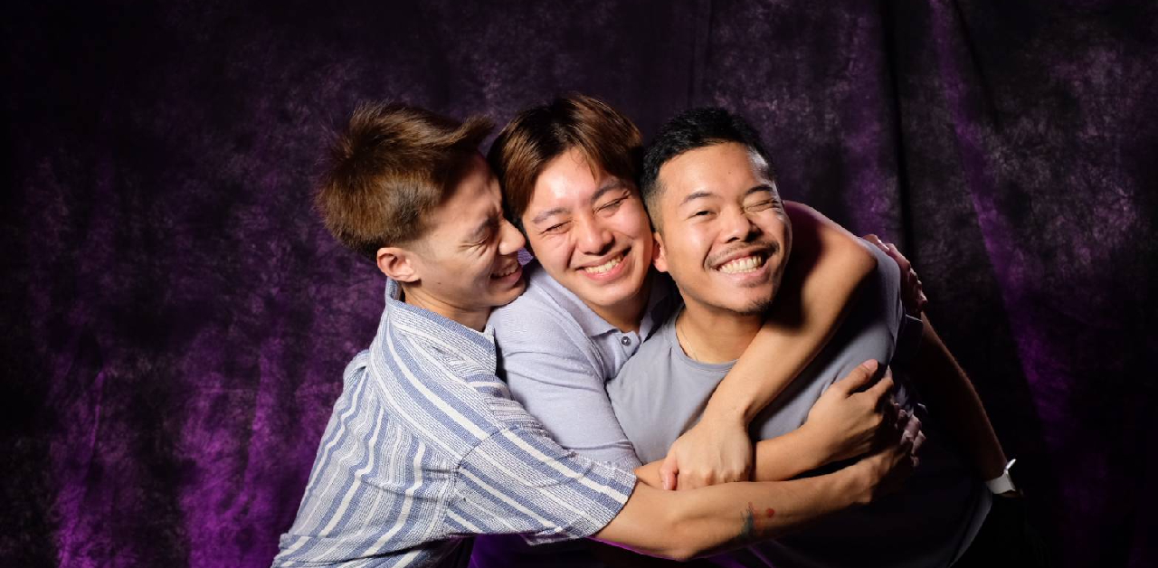 Ba người đang ôm nhau cười