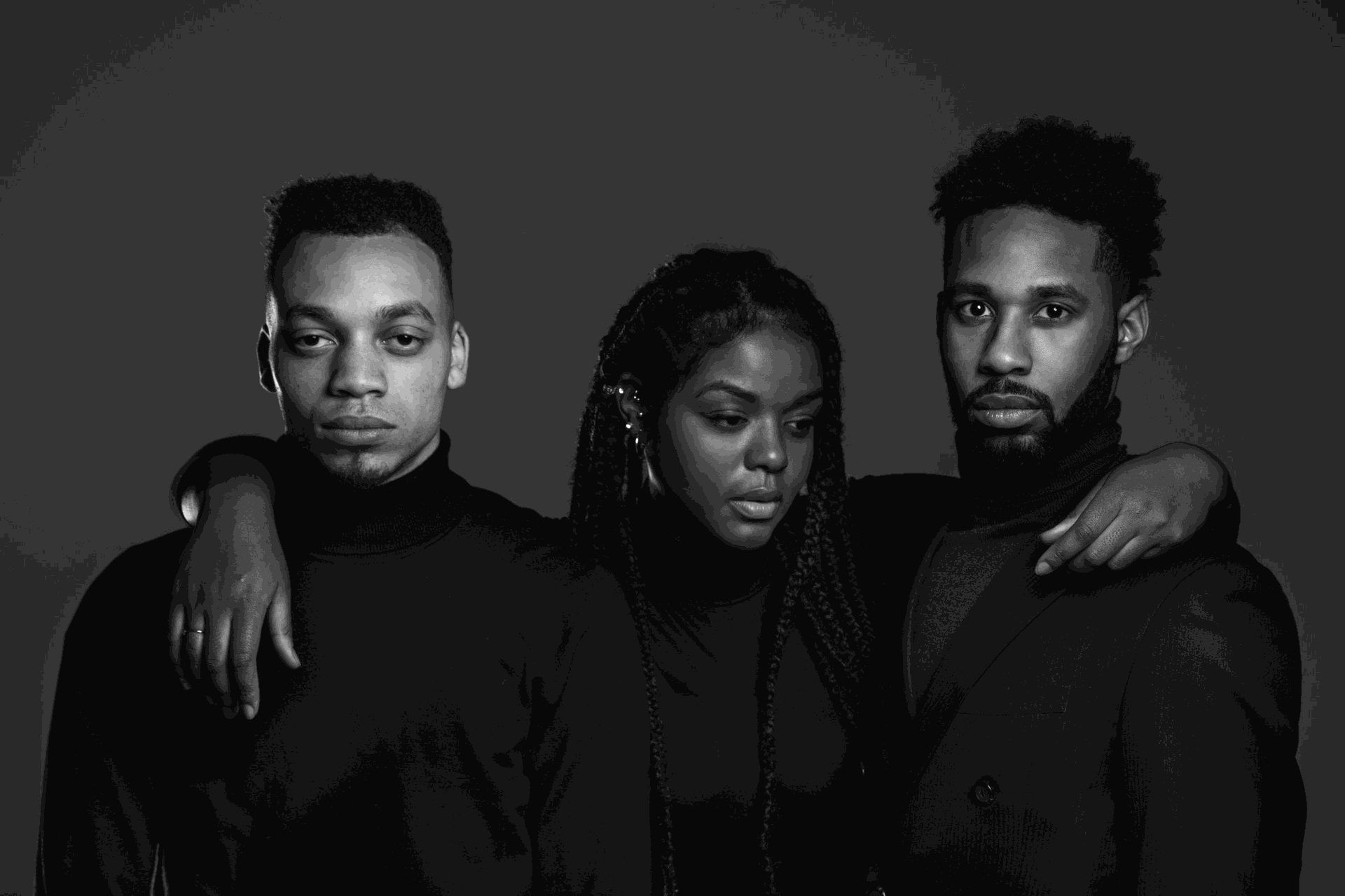 Người nữ dang khoác vai 2 người nam hình đen trắng