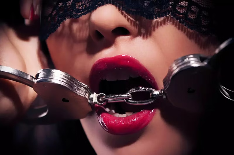 Người nữ ngậm còng tay