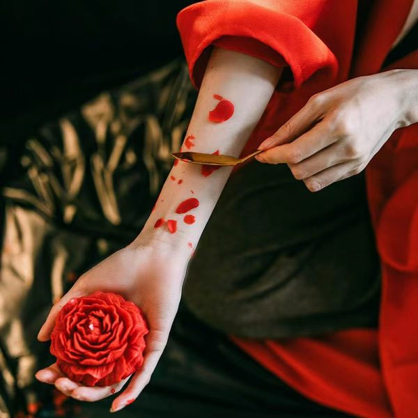 Chơi với nến màu đỏ hình hoa