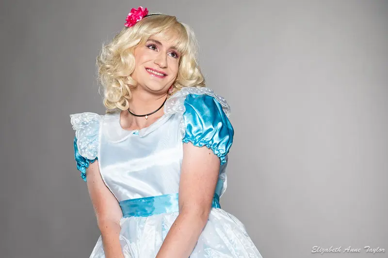 một sissy trong trang phục nữ cười hạnh phúc