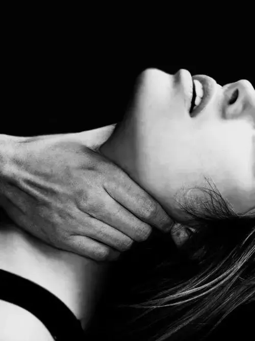 cô gái bị bóp cổ