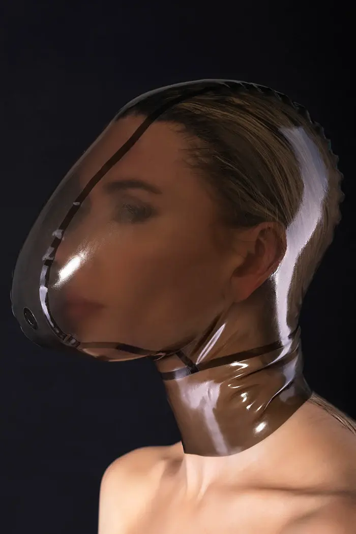 cô gái đội latex hood trên đầu