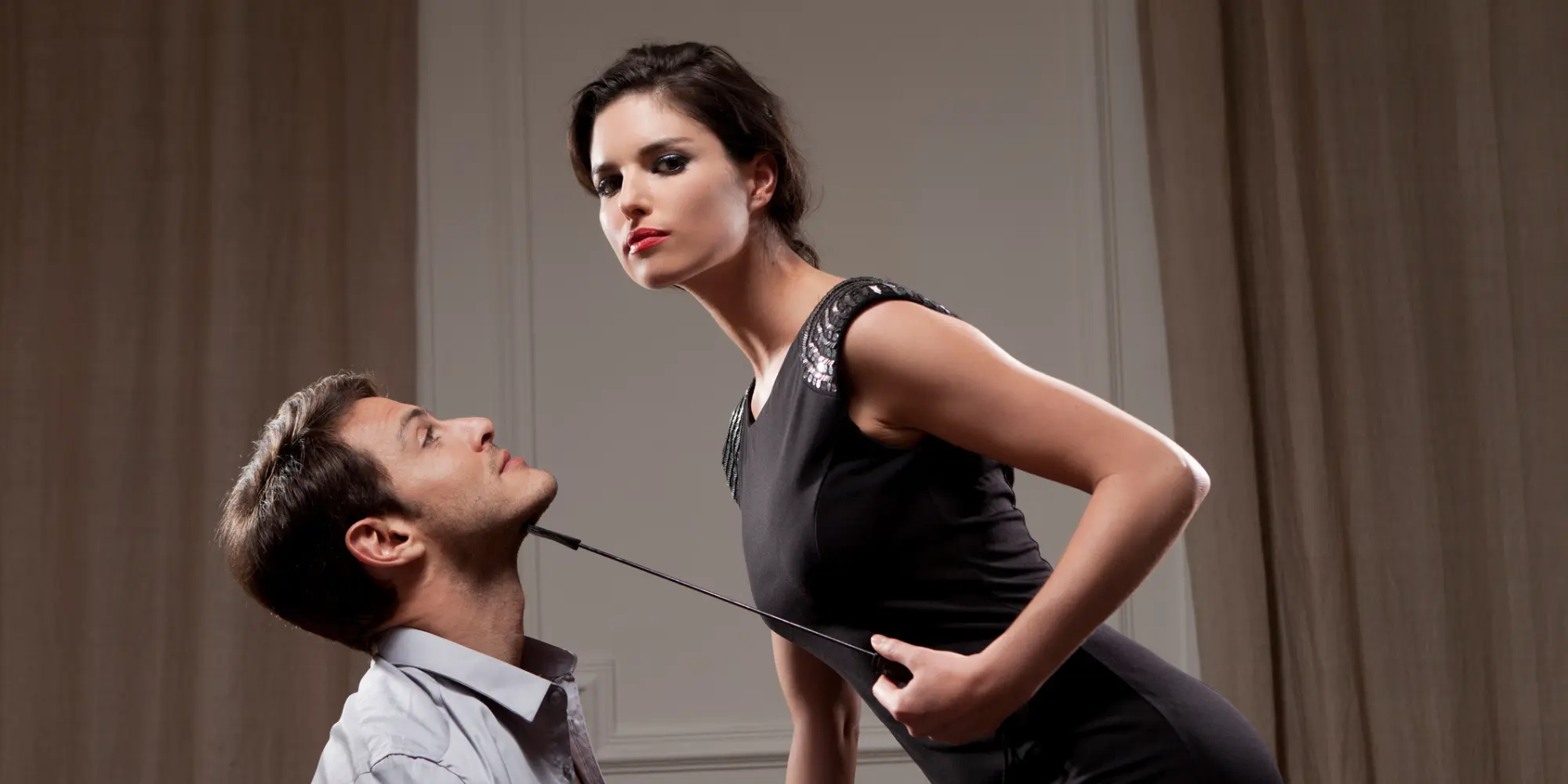 cô gái nâng mặt chàng trai