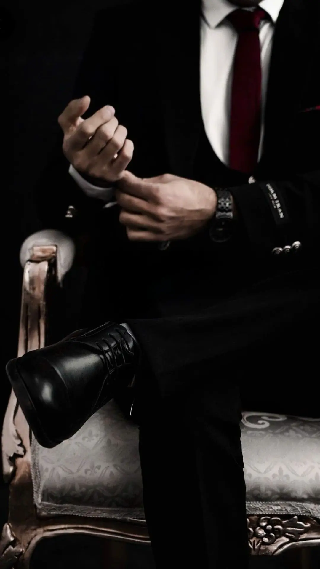 người đàn ông mặc suit