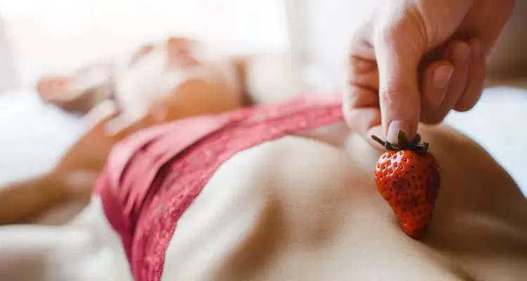 Mang thực phẩm vào phòng ngủ để thử nghiệm các hương vị đặc biệt một cách gợi cảm. massage thực phẩm bdsm