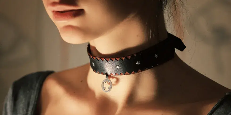 cô gái đeo vòng cổ