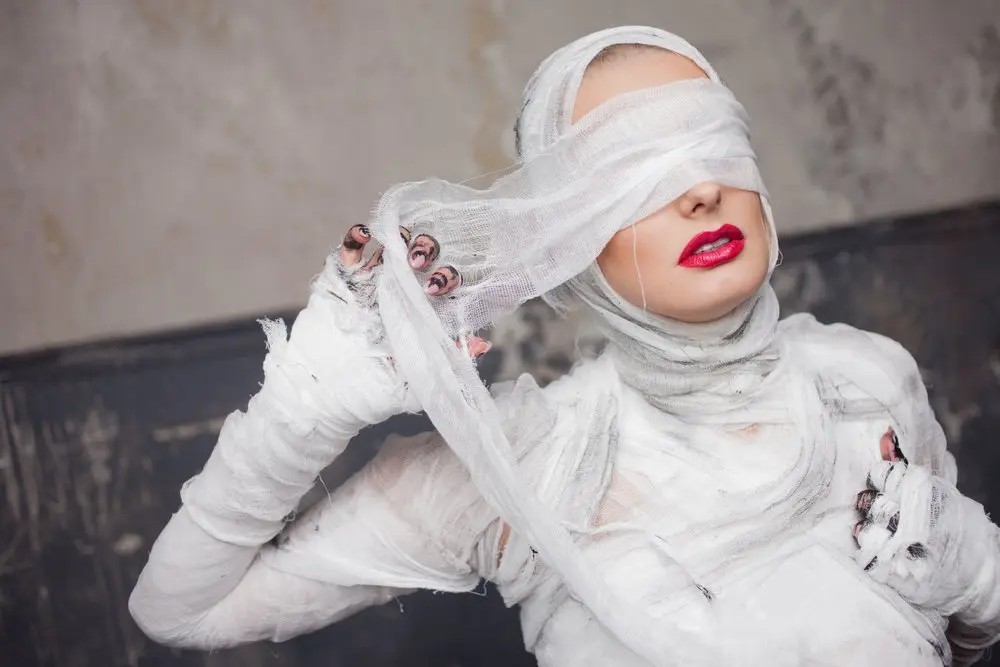 cô gái quấn băng gạc y tế khắp người