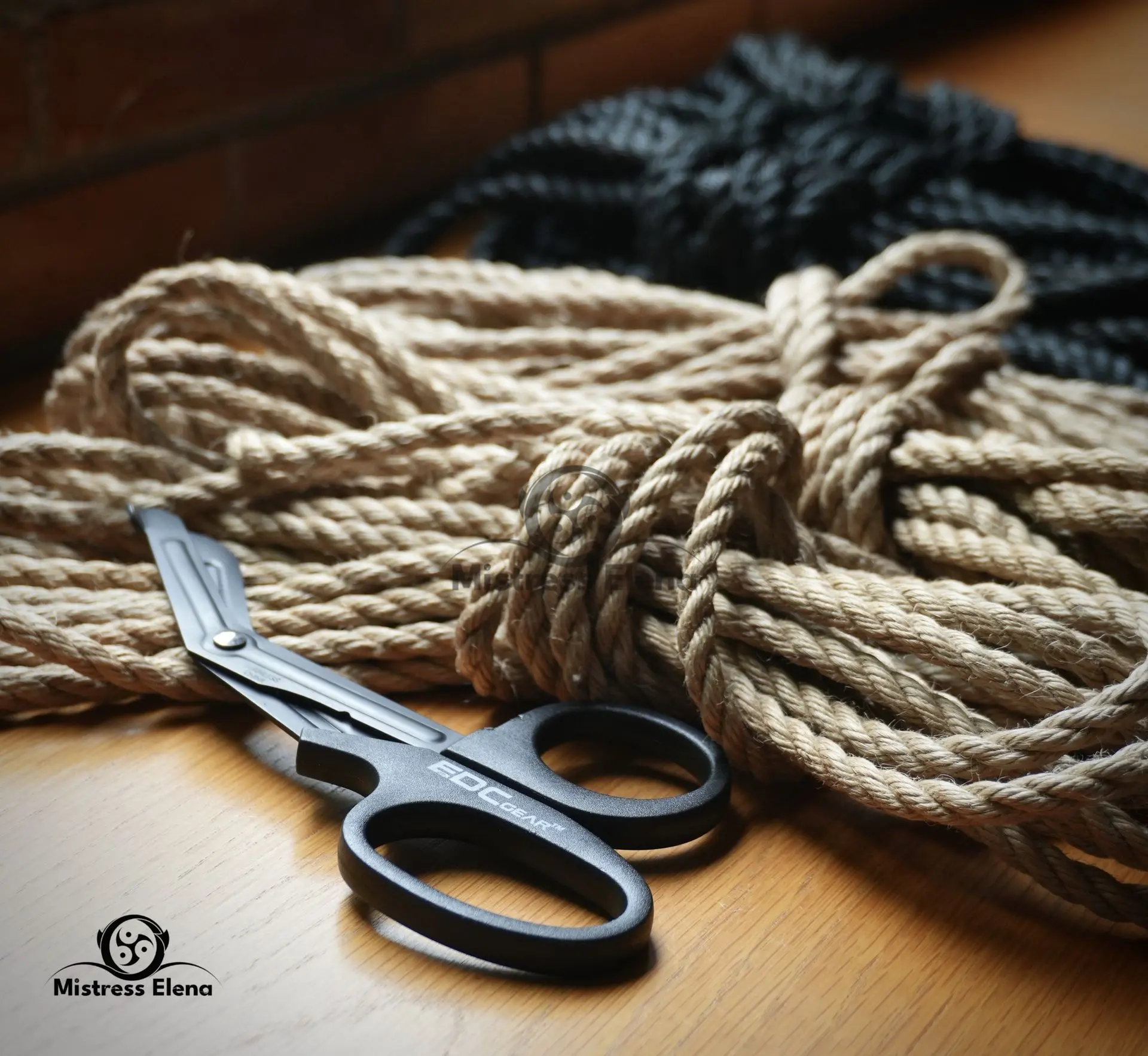 kéo cắt khẩn cấp