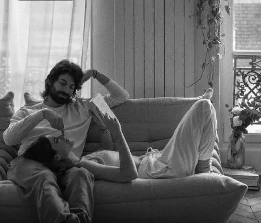 Một cặp đôi đang trò chuyện